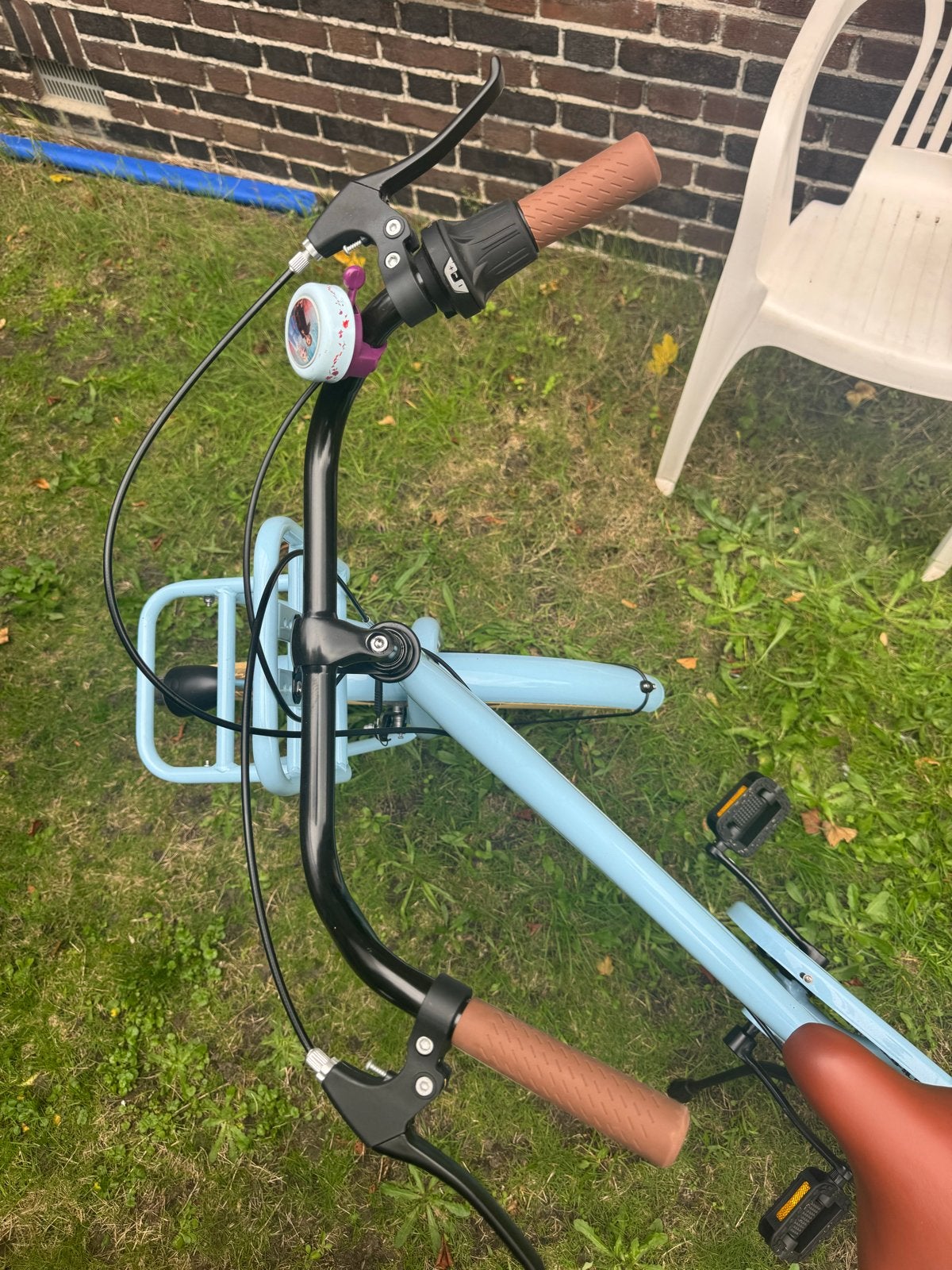 Foto 4 van Mooie lichtblauwe kinderfiets met bagagedrager