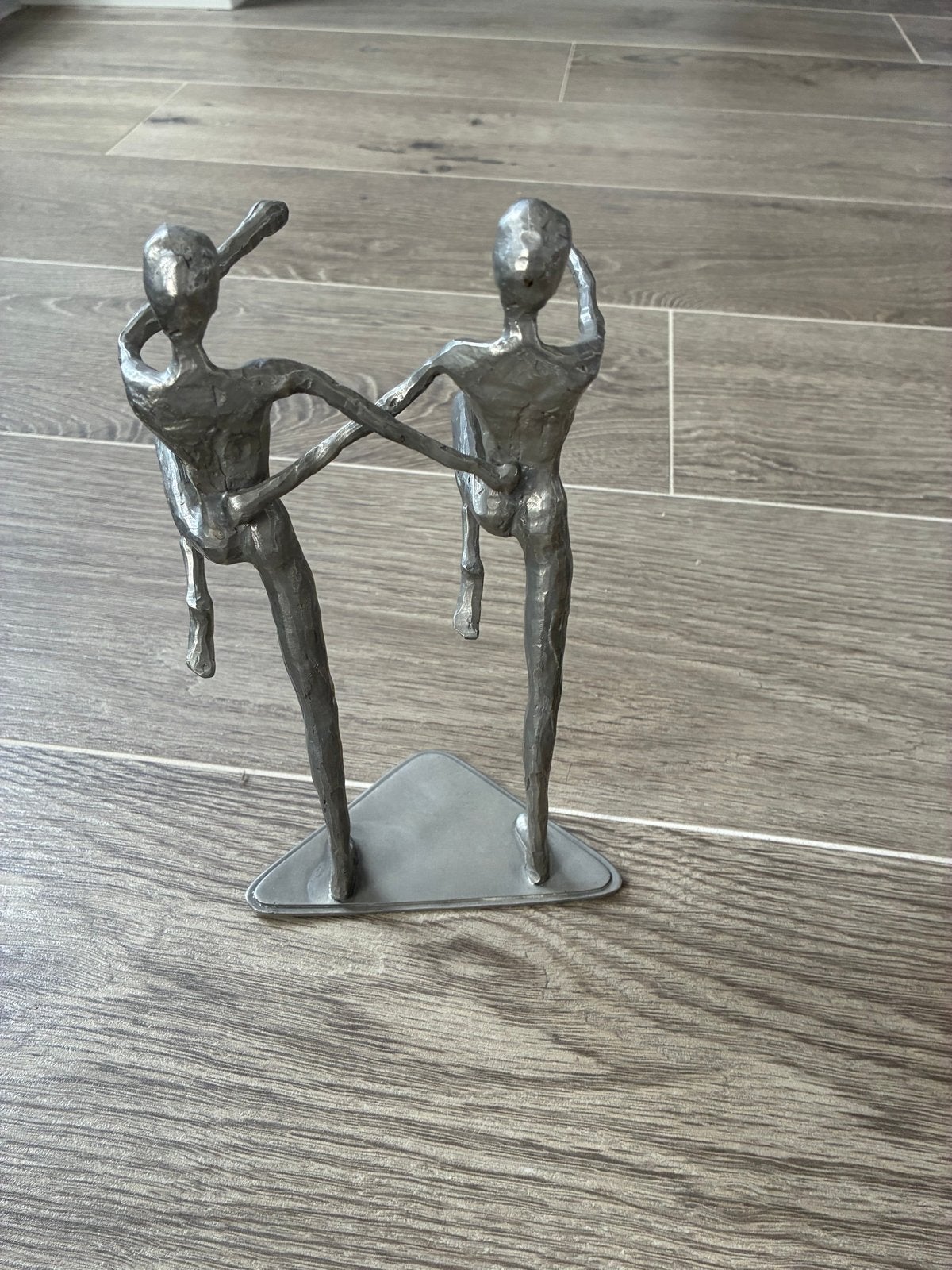 Modern metalen beeld van dansend paar, Groep mensen, Ophalen of Verzenden, 20 - 50 cm, Op sokkel