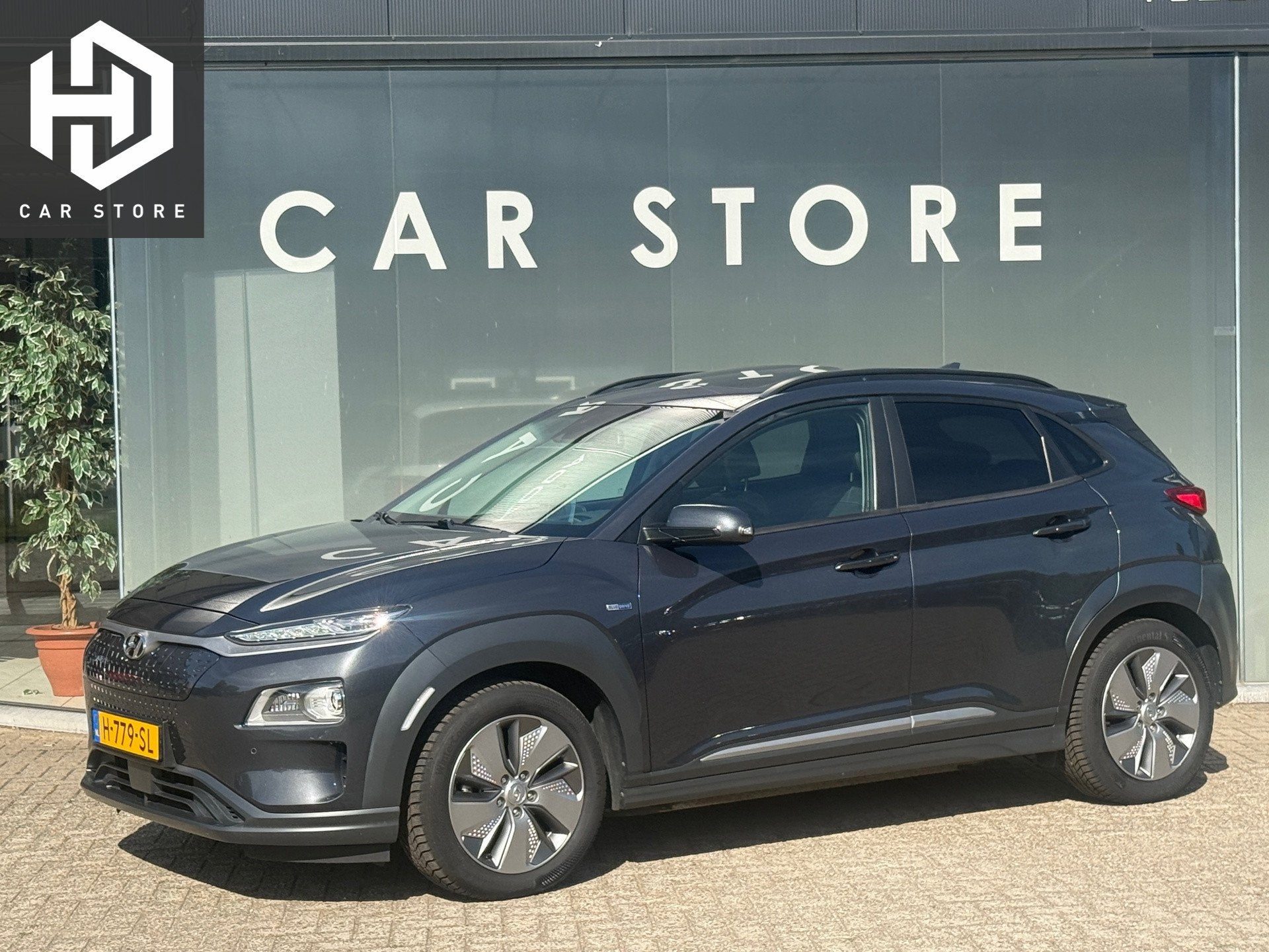 Hyundai Kona EV Premium 64 kWh 100% SOH SCHUIFDAK|TREKHAAK W, Gebruikt, Zwart, Automatische klimaatregeling, 64 kWh