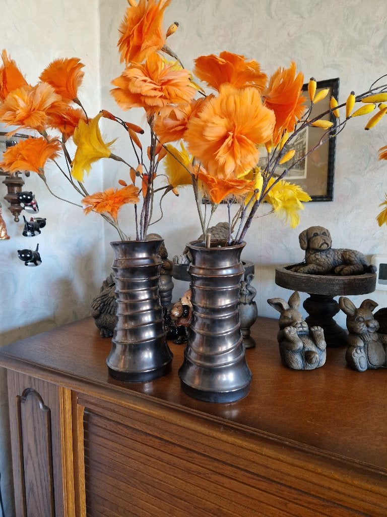 2 bruine vazen met kunstbloemen, Bruin, Inclusief decoratie, Ophalen of Verzenden, Zo goed als nieuw