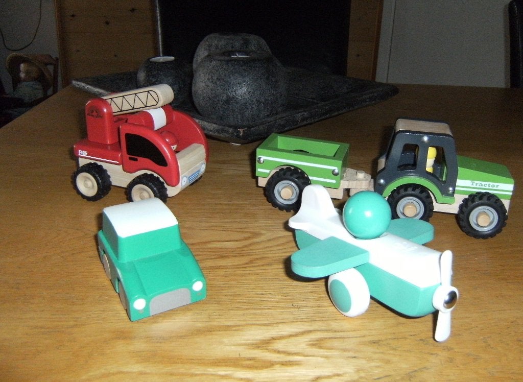3 Houten auto´s + 1 houten vliegtuig, Ophalen of Verzenden, Zo goed als nieuw, Rij- of Hobbelspeelgoed