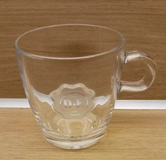 Glazen mok met oor - D.E. logo, Huis en Inrichting, Ophalen, Gebruikt, Overige merken, Mok