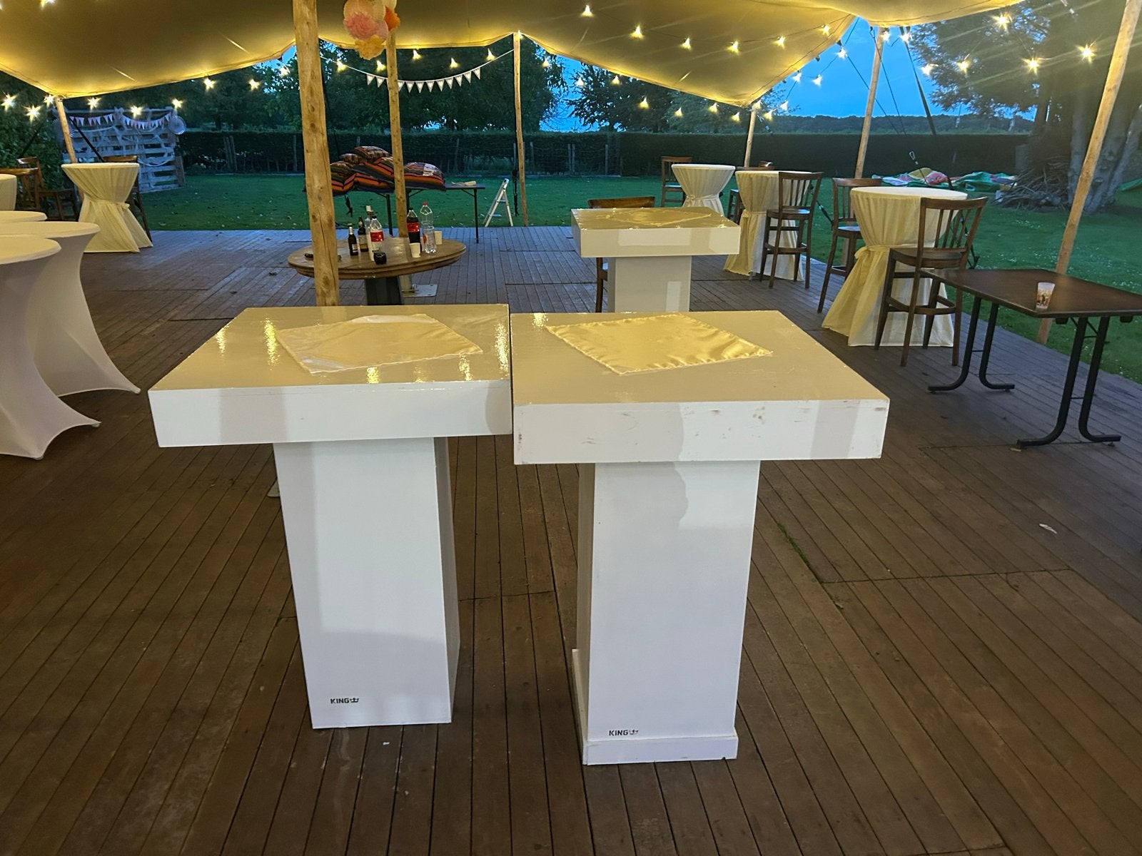 Witte statafels voor evenementen, Ophalen