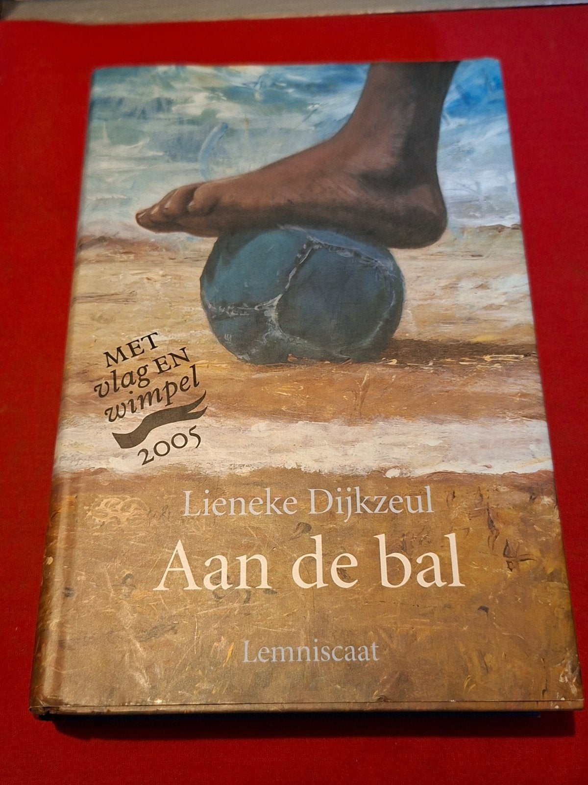 GESIGNEERD Aan de bal. Lieneke Dijkzeul. 2005 (3e druk), Ophalen of Verzenden, Gelezen