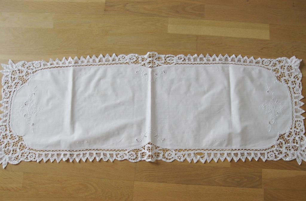 2 kleden met lindkant en handwerk zie foto's, Ophalen of Verzenden