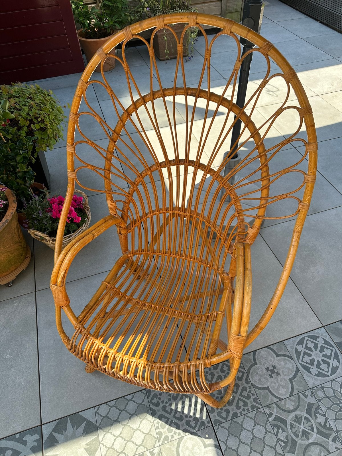 Prachtige vintage rotan Pauw stoel voor tuin of serre, Huis en Inrichting, Stoelen, Ophalen, Gebruikt, Bruin, Riet of Rotan