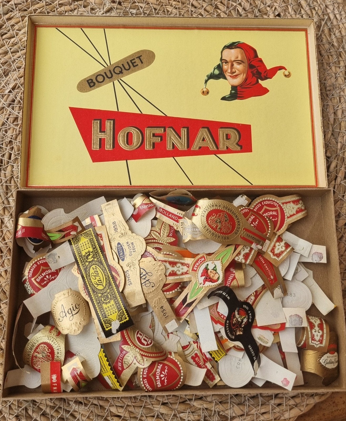 Grote verzameling sigarenbandjes in Hofnar doos, Ophalen of Verzenden