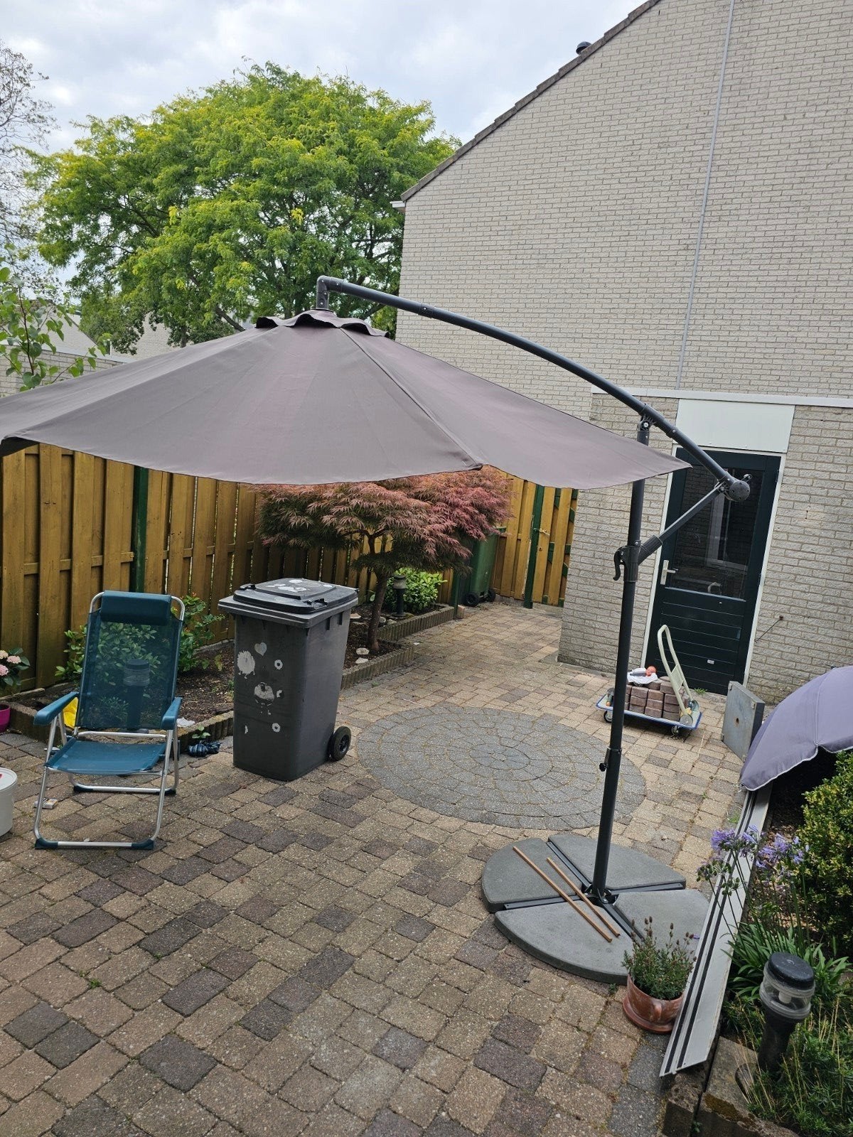zweefparasol 3 meter met betonnen voettegels
