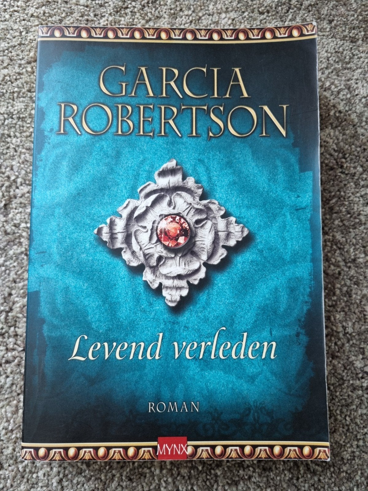 Boek : Levend verleden -- Garcia Robertson, Ophalen of Verzenden, Gelezen, Garcia Robertson