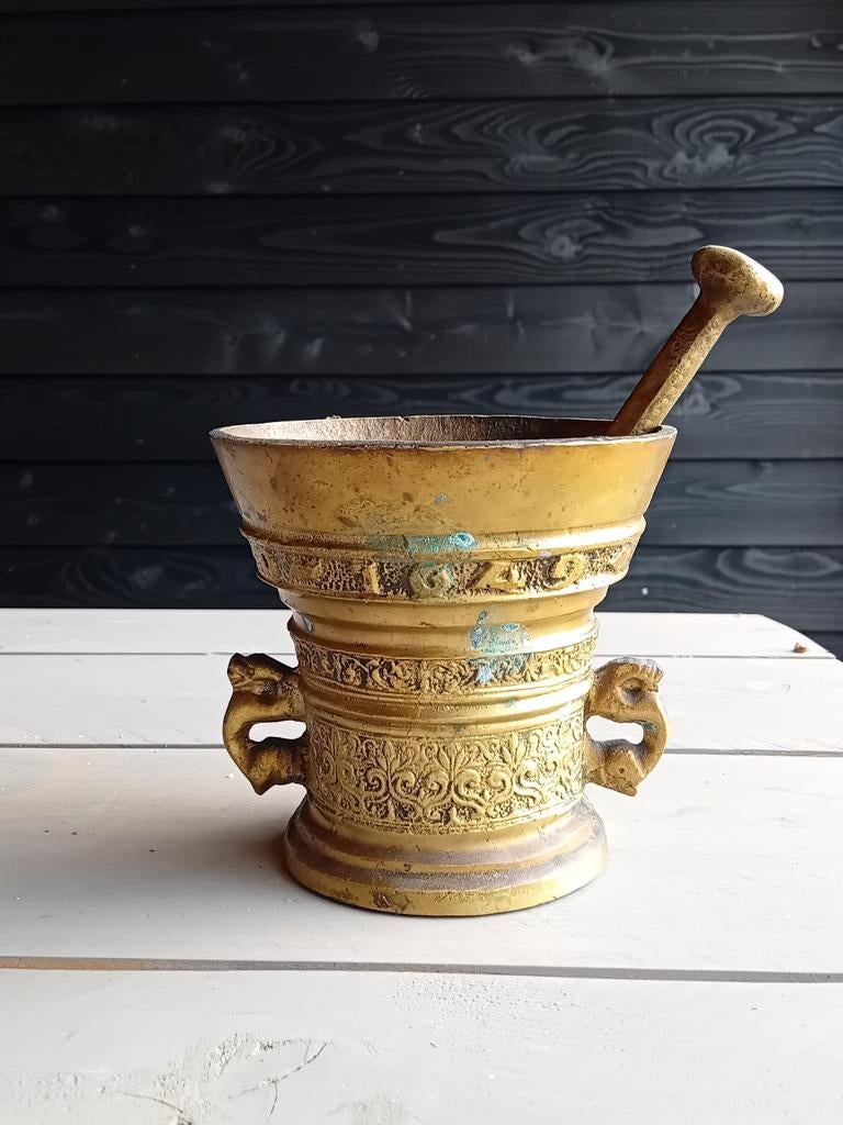 Antieke bronzen vijzel met stamper, rijk gedecoreerd, Antiek en Kunst, Ophalen