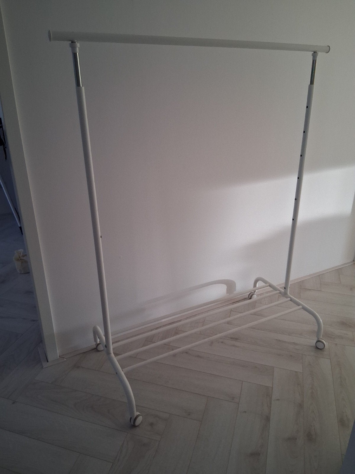 IKEA Kledingrek Rigga - Wit - Verstelbaar en Verrijdbaar, Ophalen, Met wielen, Gebruikt