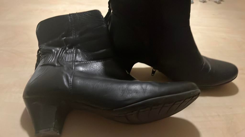 Halfhoge laarsjes met klein hakje en franje achter., Ophalen of Verzenden, Zo goed als nieuw, Zwart