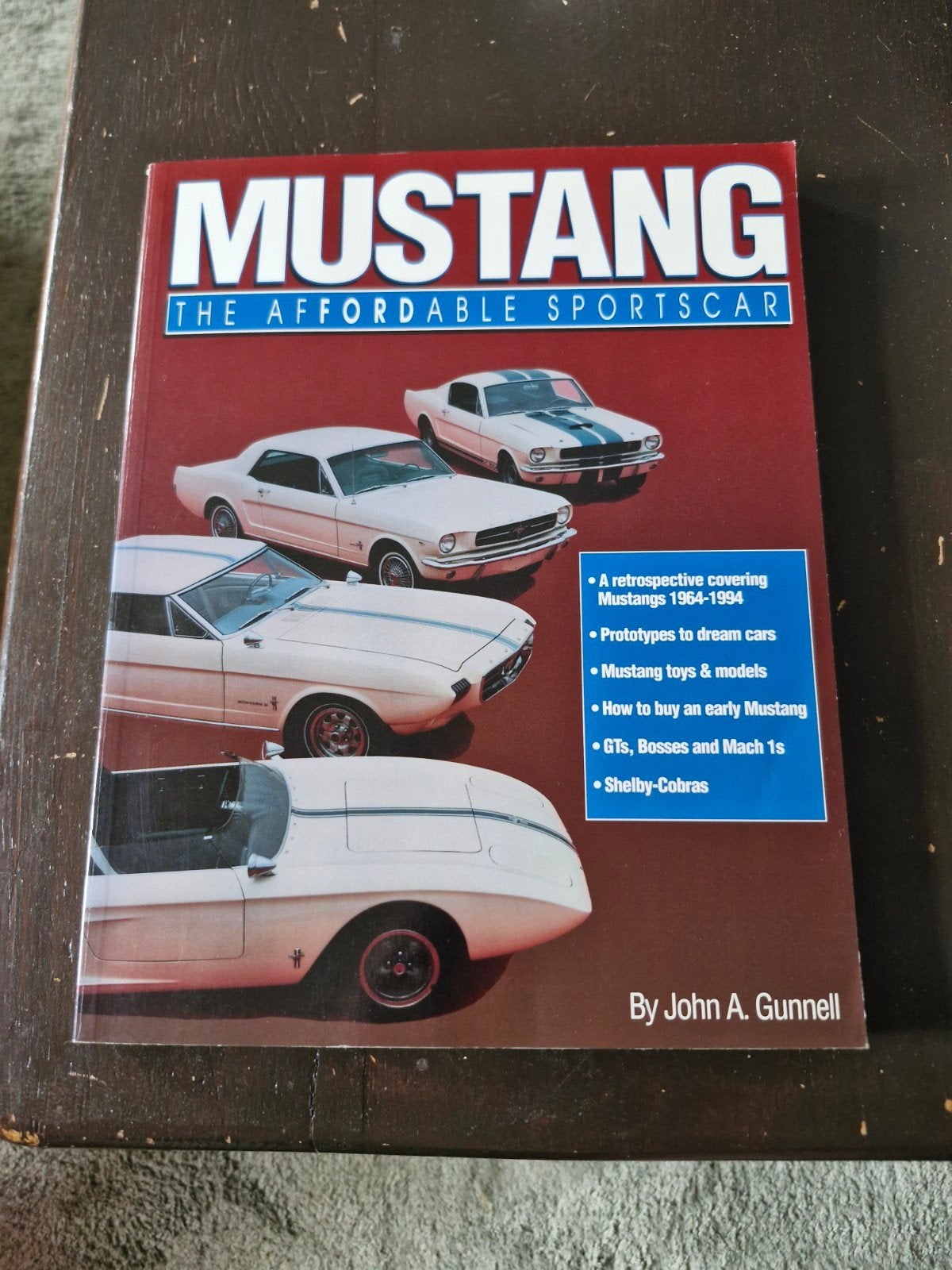 Mustang: The Affordable Sportscar - John A. Gunnell, Ophalen of Verzenden, Zo goed als nieuw, Ford, John A. Gunnell