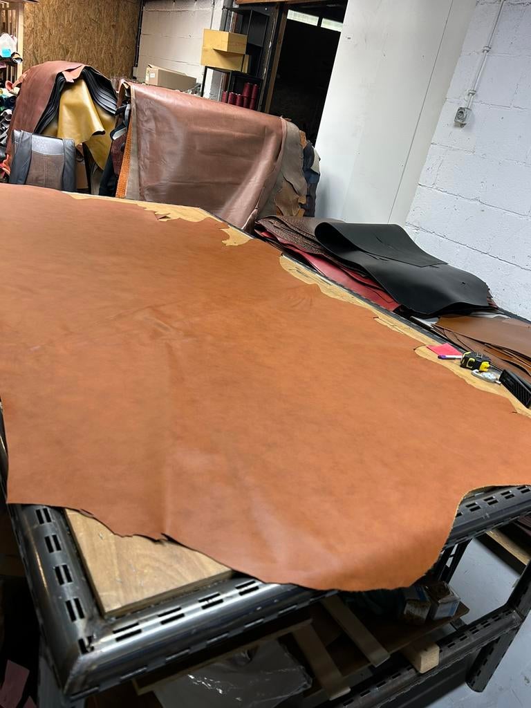 Cognac kleur halve huid 1.3bmm dikte iets stug en glad A-293, Hobby en Vrije tijd, Stoffen en Lappen, Bruin, Leer of Kunstleer