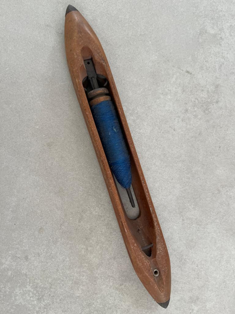 Antieke houten weefspoel met blauw garen, Ophalen of Verzenden