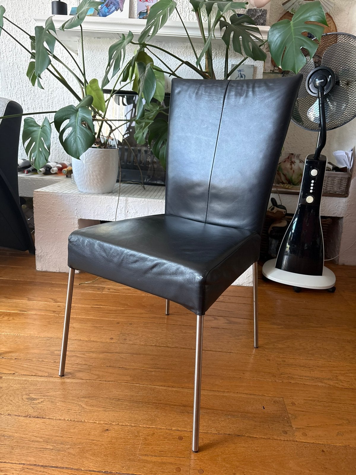4 leren eetkamerstoelen (2 creme, 2 zwart), Huis en Inrichting, Fauteuils, Ophalen, Gebruikt, Minder dan 75 cm, Leer