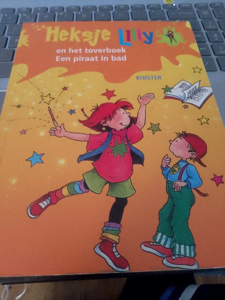 boek   Heksje   lilly en het toverboek + piraat in bad, Boeken, Ophalen, Zo goed als nieuw, Fictie algemeen
