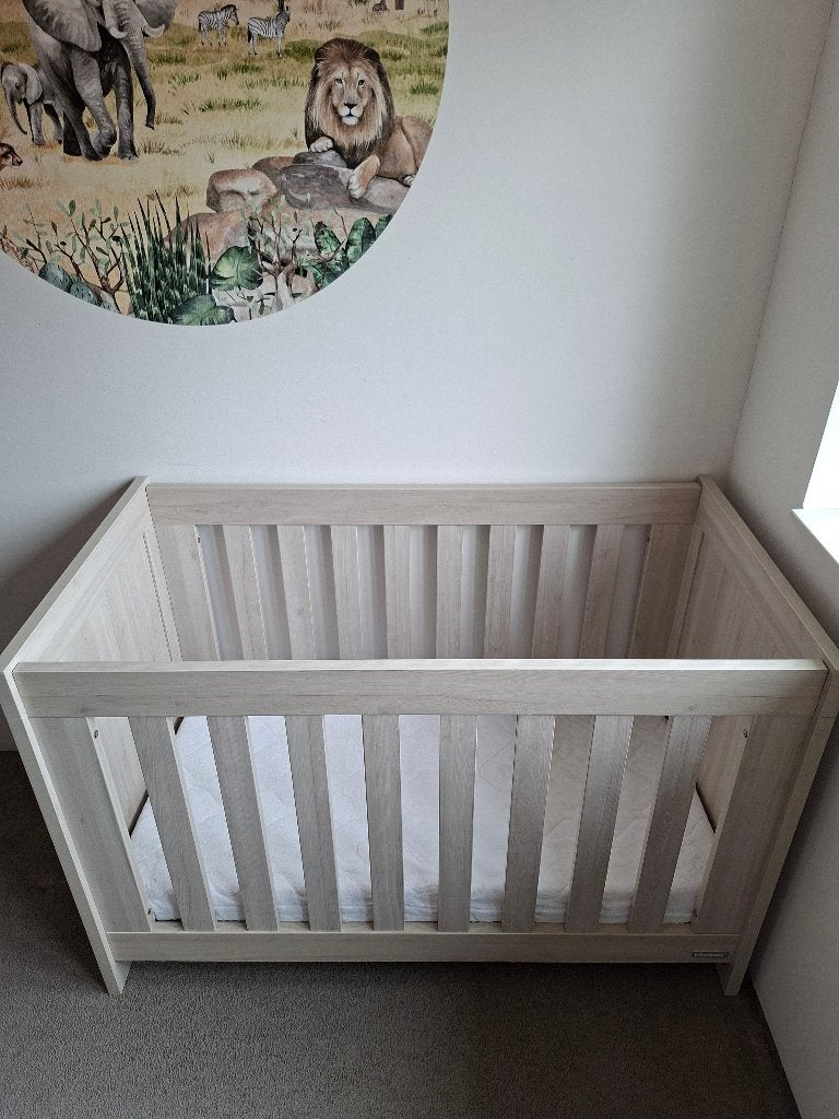 Babykamer met commode, ledikant en plankje, Ophalen, Gebruikt, Ledikant