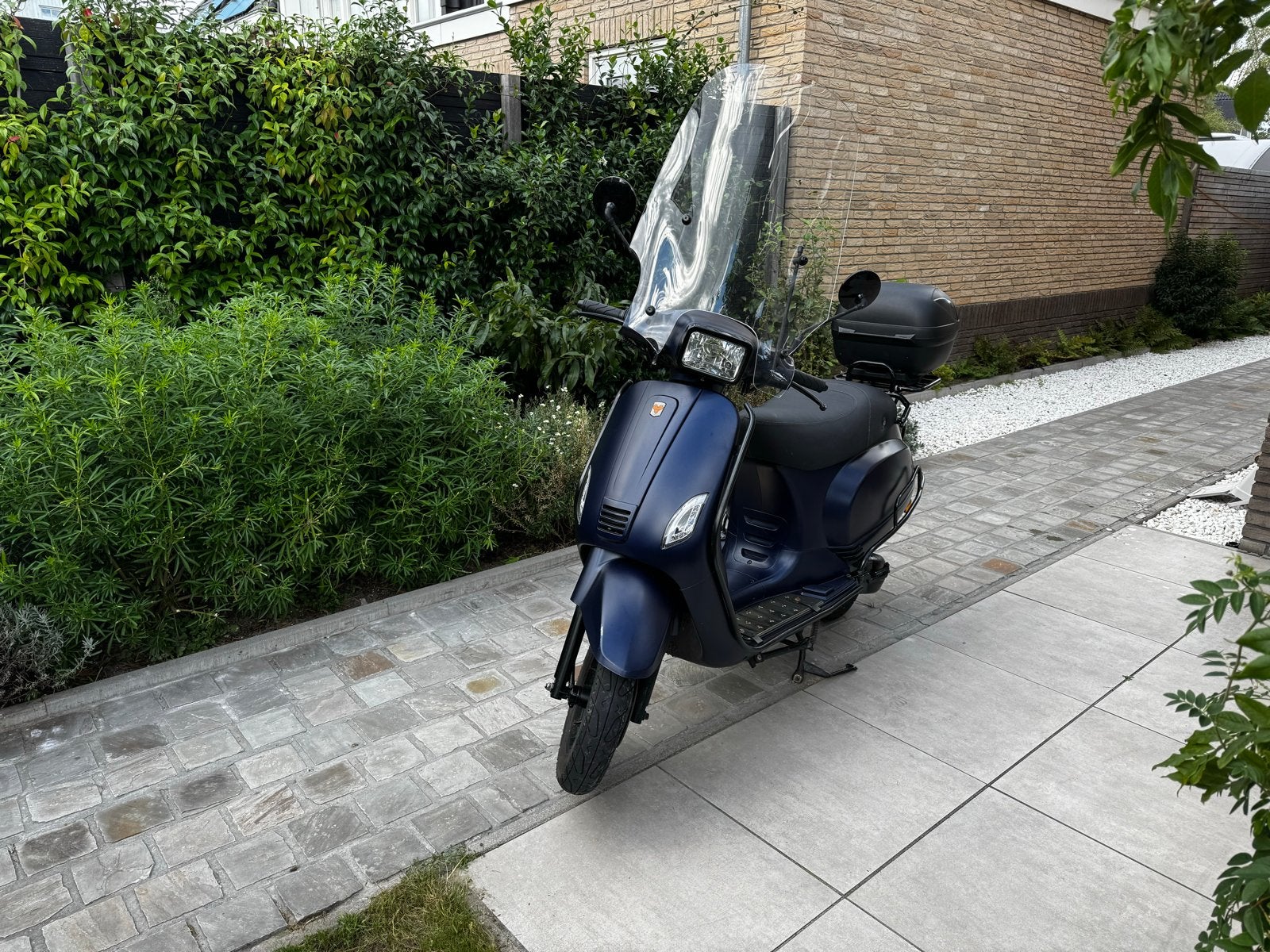Donkerblauwe scooter met windscherm en topkoffer, Fietsen en Brommers, Ophalen of Verzenden, Gebruikt, Benzine, Overige merken