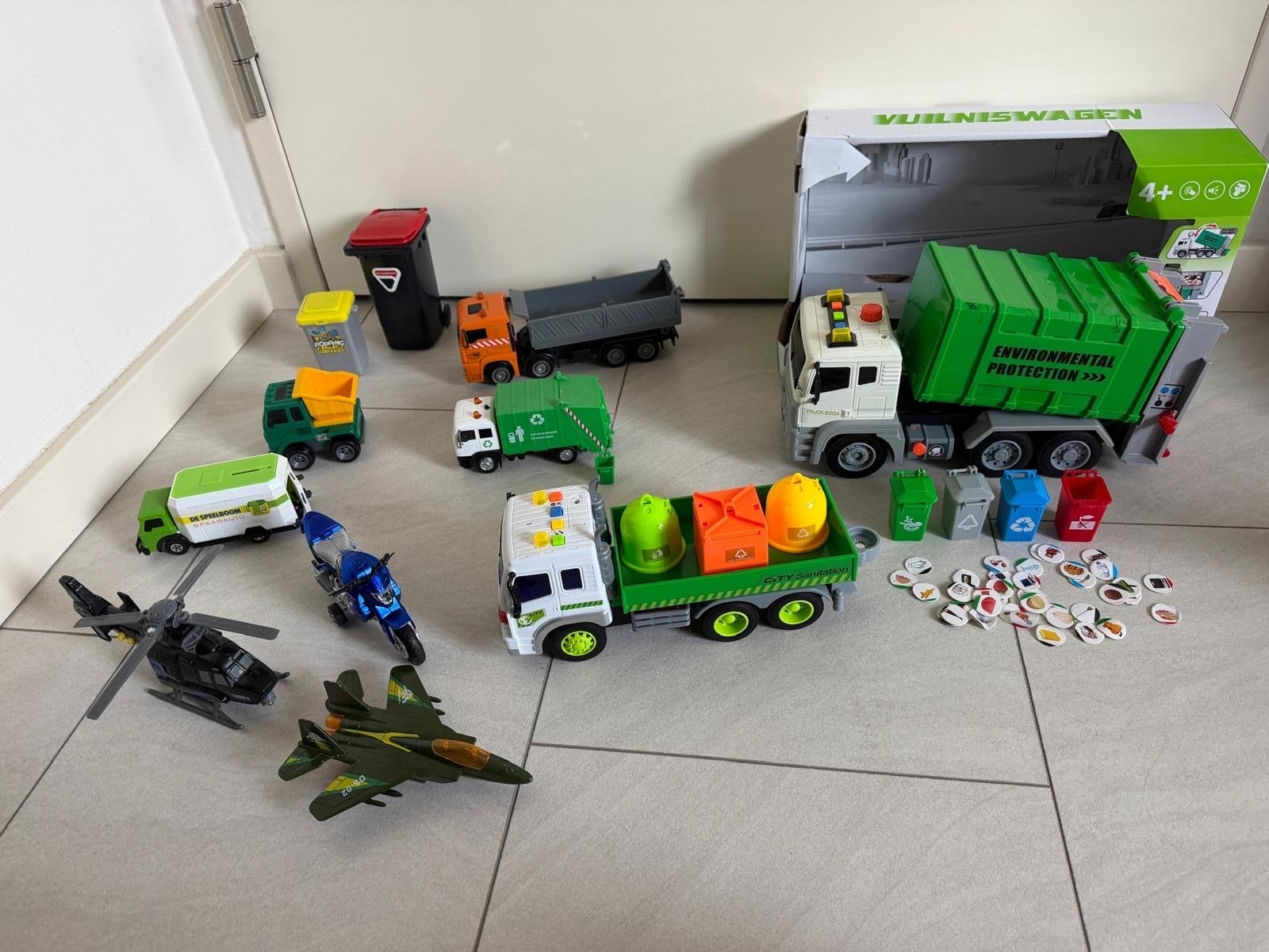 Pakket speelgoed: Vuilniswagen, helikopter, vrachtwagens, Ophalen of Verzenden, Gebruikt