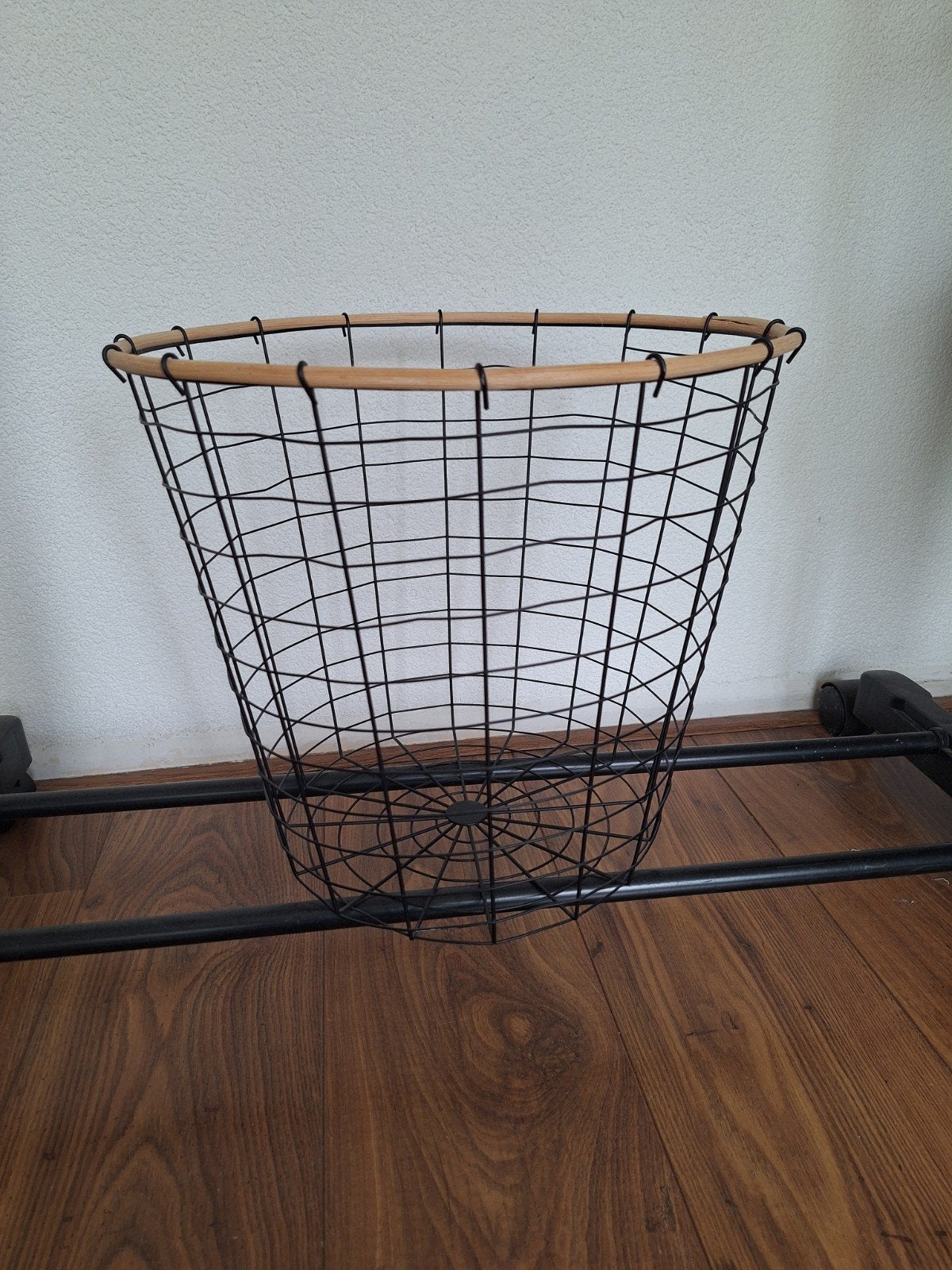 Metalen mand, Ophalen
