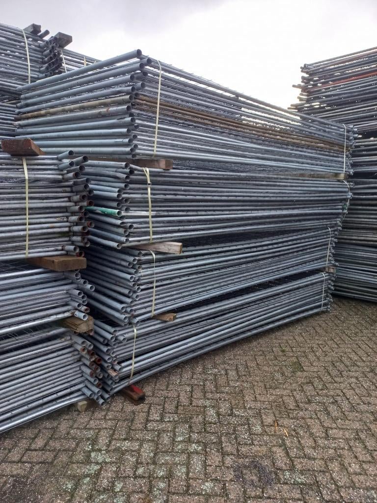 Gebruikte bouwhekken voorverzinkt met betonvoet en klem, Ophalen, Gebruikt, IJzer