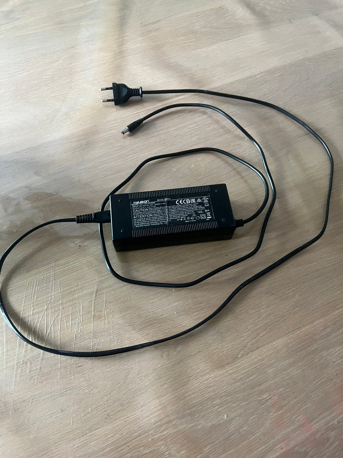 Hyleton HLT-180-4202000 E-bike oplader 42V 2A / 84W, Fietsen en Brommers, Zo goed als nieuw