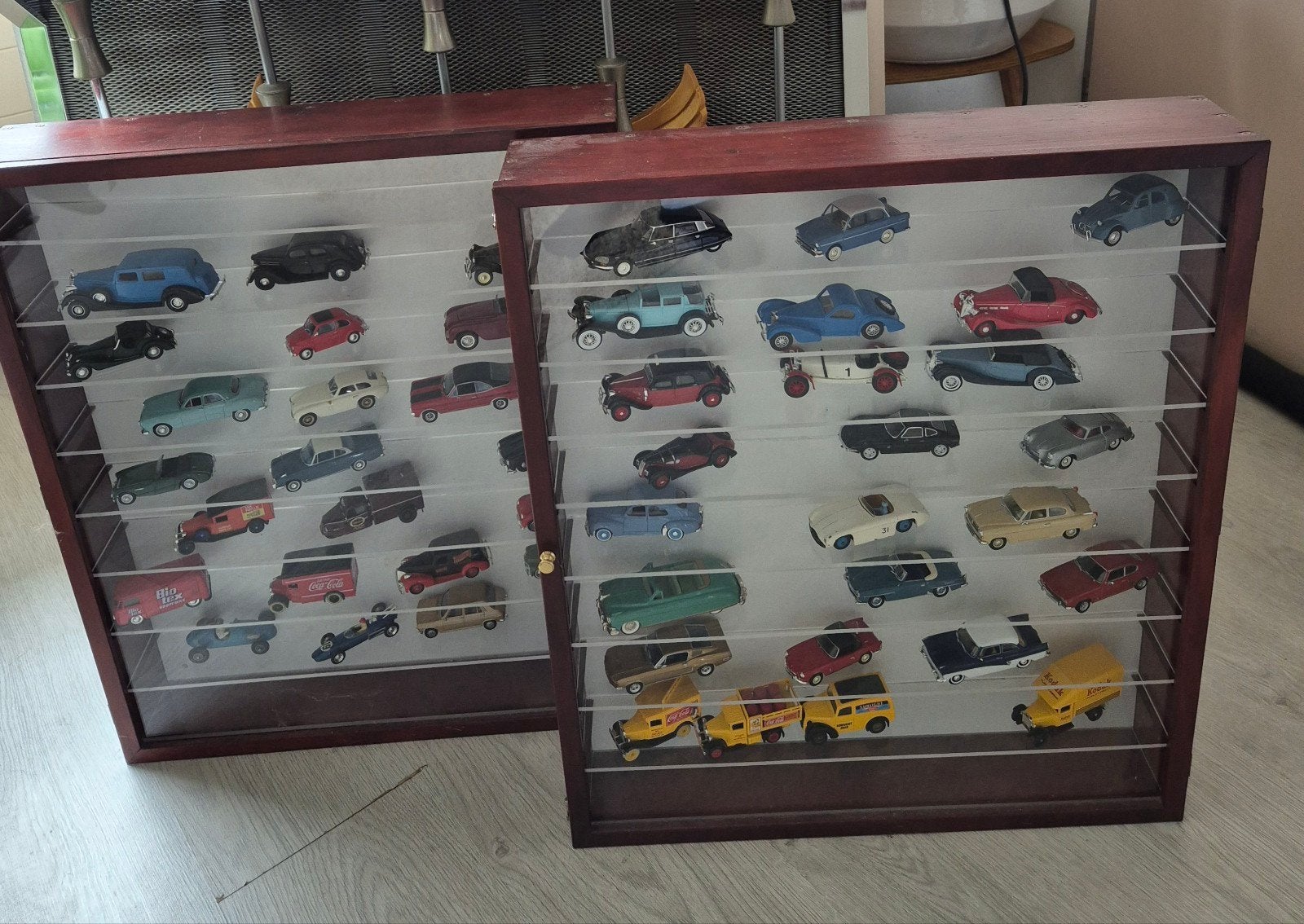 Collectie modelauto's schaal 1:48 in twee vitrines, Ophalen, Gebruikt, Auto
