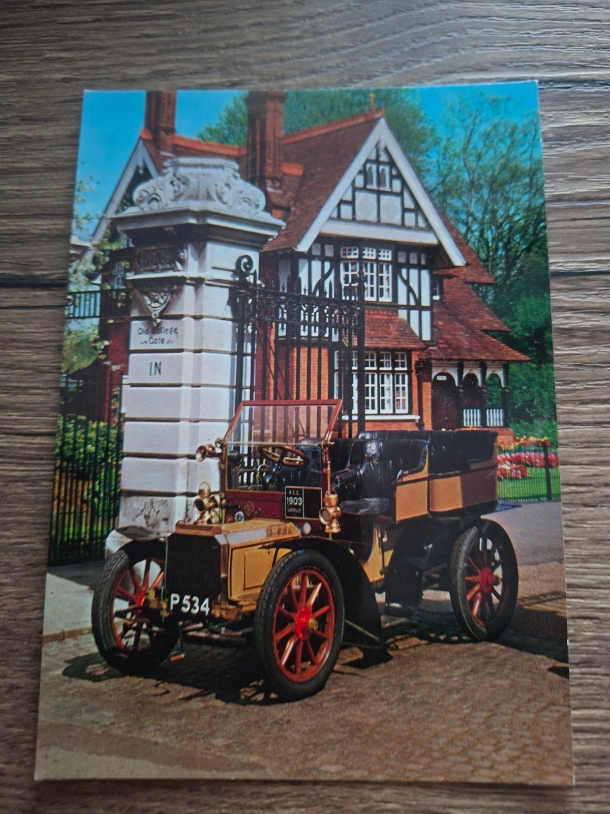 24 .. Oude ansichtkaart: Klassieke auto voor historisch hui, Ophalen of Verzenden, Voor 1920, Ongelopen
