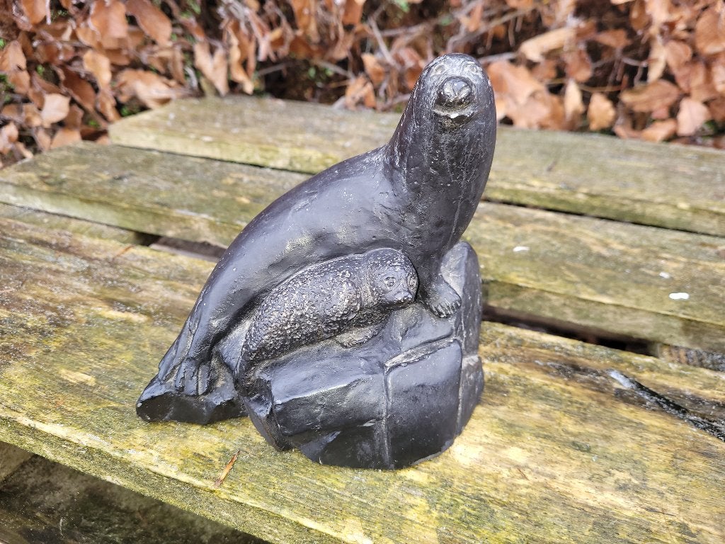 schitterende zware speksteen eskimo met zeehond, Verzamelen, Beelden en Beeldjes, Ophalen of Verzenden, Zo goed als nieuw, Mens