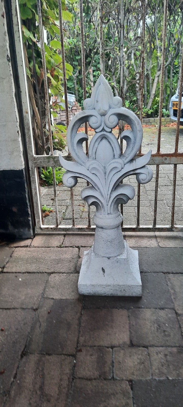 Decoratieve  tuinornament - Fleur de Lis, Tuin en Terras, Ophalen of Verzenden, Gebruikt, Kunststof, Abstract beeld