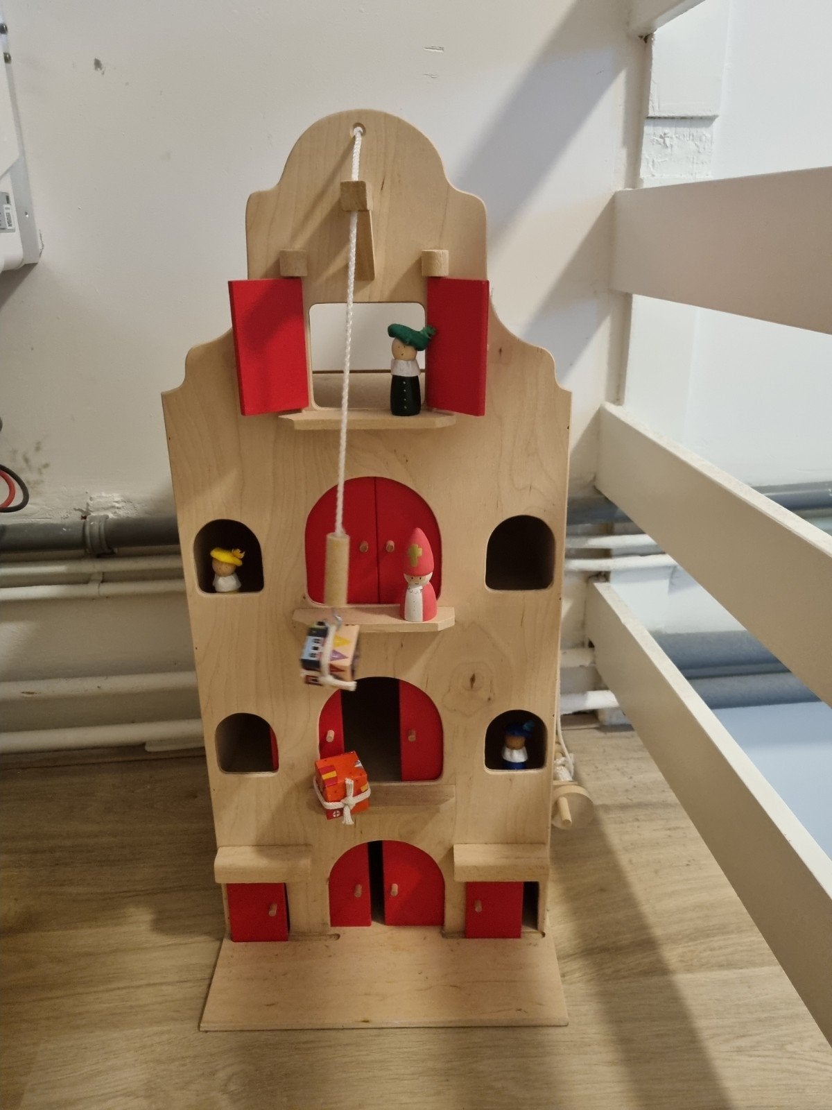 Houten Sinterklaas huis met hijskraan en figuren, Kinderen en Baby's, Speelgoed | Overig, Zo goed als nieuw, Jongen of Meisje