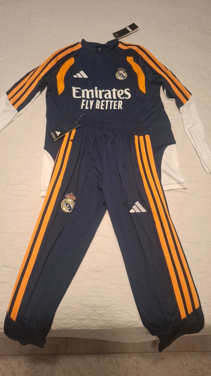 Nieuw Real Madrid Voetbalpak - Shirt Maat 18, Broek Maat 16, Kinderen en Baby's, Kinderkleding | Overige, Ophalen of Verzenden