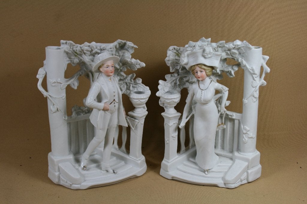 Stel biscuit porseleinen beelden man en vrouw in prieel, Antiek en Kunst, Ophalen of Verzenden