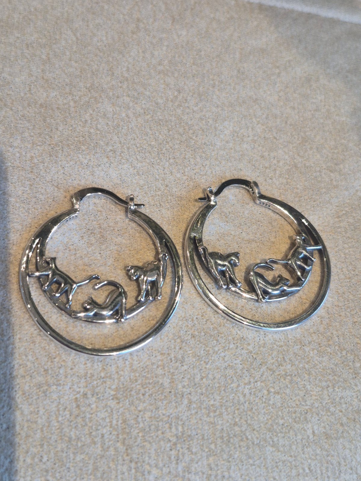 Nieuwe Zilveren 925 Oorbellen Spelende Katten Ringen, Sieraden, Tassen en Uiterlijk, Oorbellen, Hangers, Nieuw, Ophalen of Verzenden