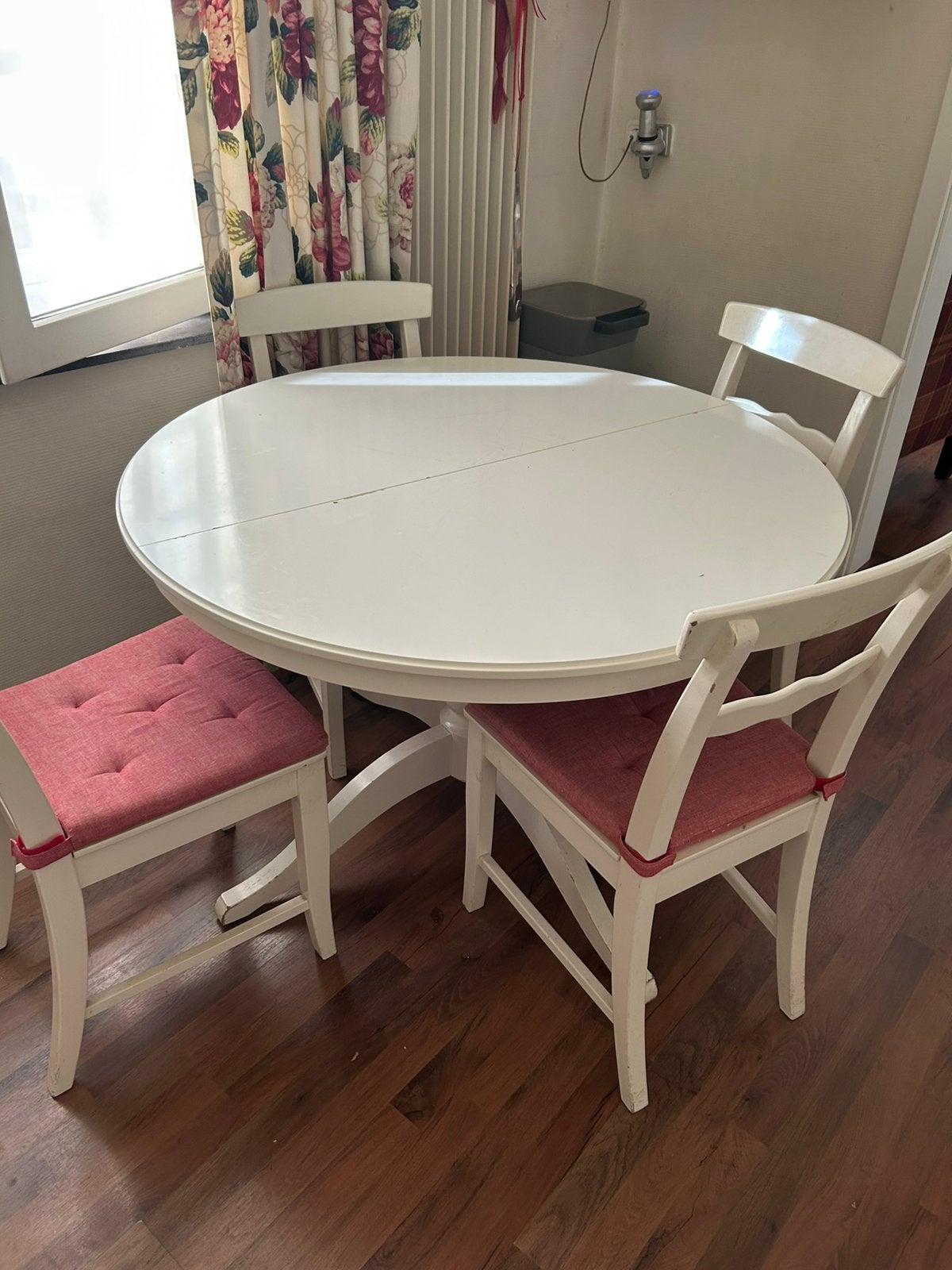 Ikea ronde tafel met 4 stoelen plus hokker, Ophalen, Gebruikt, 4 tot 6 stoelen