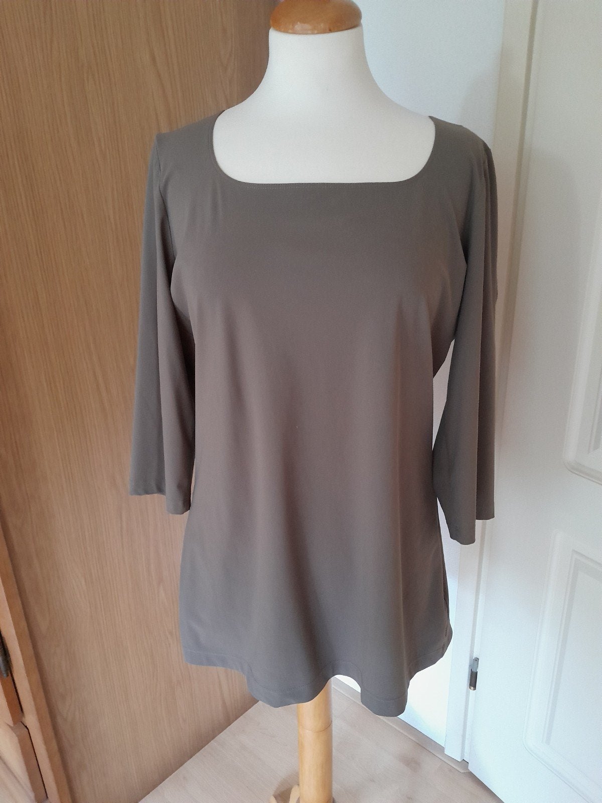 Taupe top shirt van Moq travelstof valt als 40/42, Maat 38/40 (M), Bruin, Verzenden, Moq