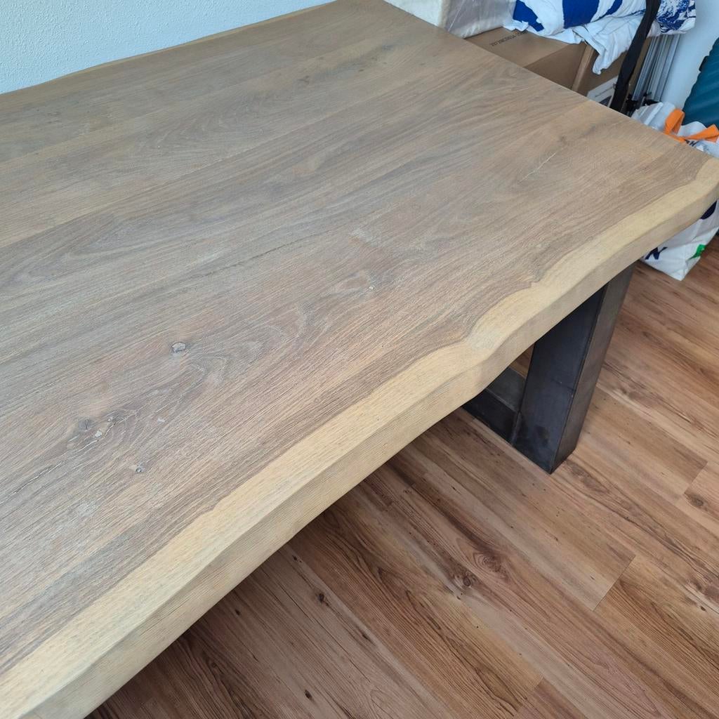 Robuuste boomstam tafel van eikenhout met metalen onderstel, Huis en Inrichting, Tafels | Eettafels, Ophalen, Gebruikt, Industrieel, robuust