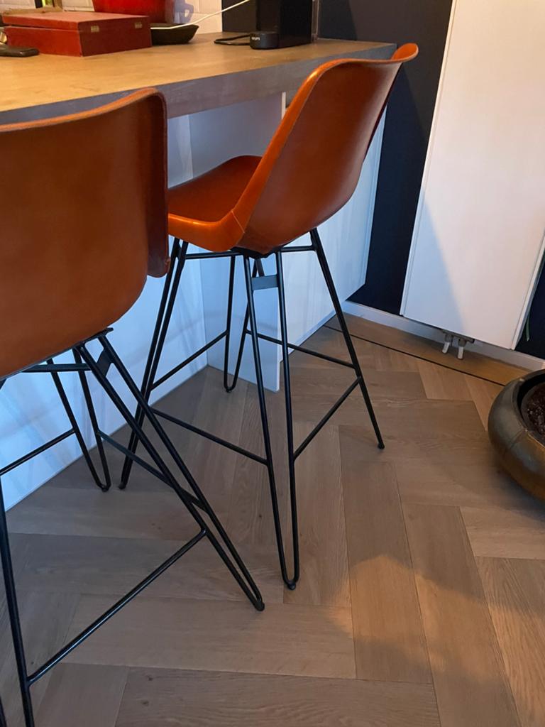 Barkrukken cognac kleur, Huis en Inrichting, Banken | Sofa's en Chaises Longues, Ophalen, Tweepersoons, Zo goed als nieuw, Minder dan 150 cm