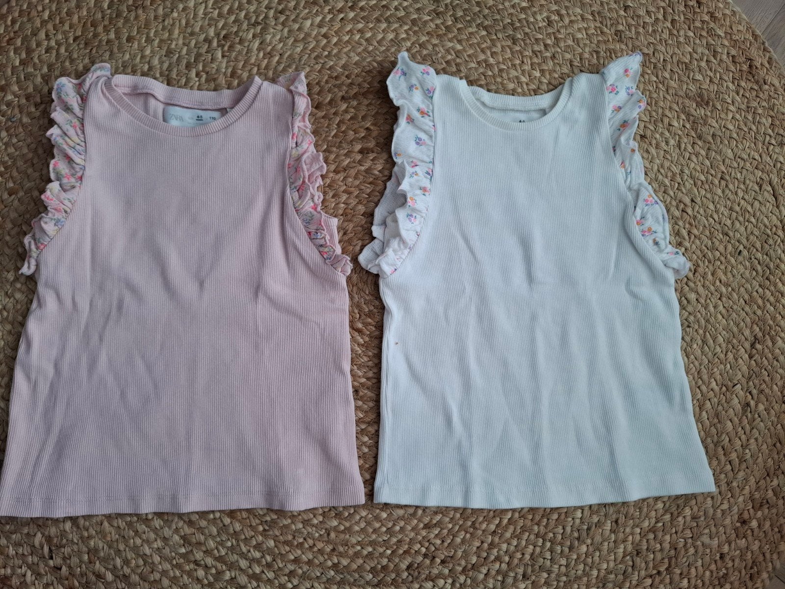 2 Zara shirtjes wit/roze met bloemen en rouches - Maat 110, Kinderen en Baby's, Kinderkleding | Maat 110, Meisje, Ophalen of Verzenden