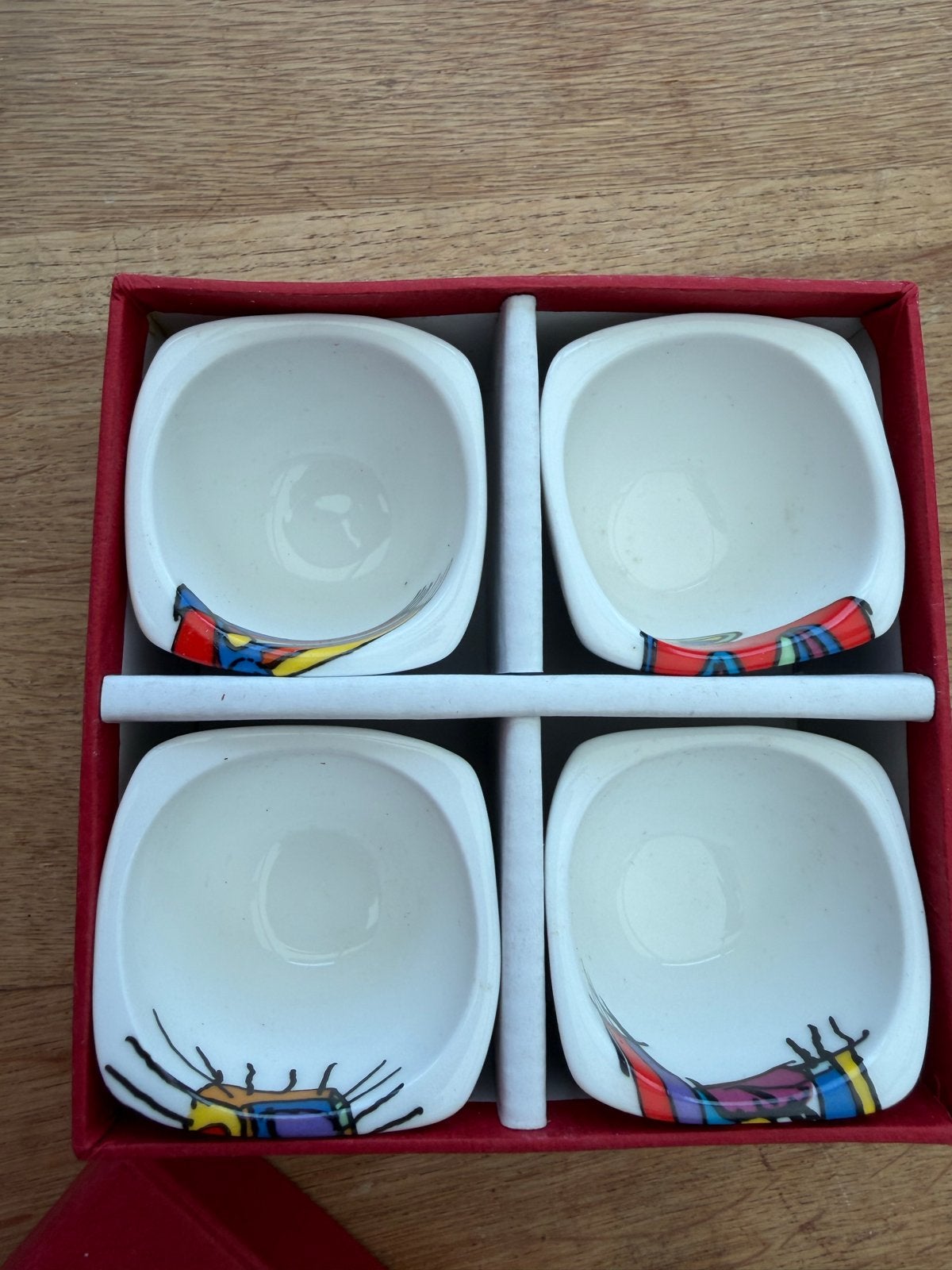Set van 4 kleurrijke Yong Beast eierdopjes in doos, Ophalen of Verzenden, Zo goed als nieuw, Kom(men), Overige stijlen