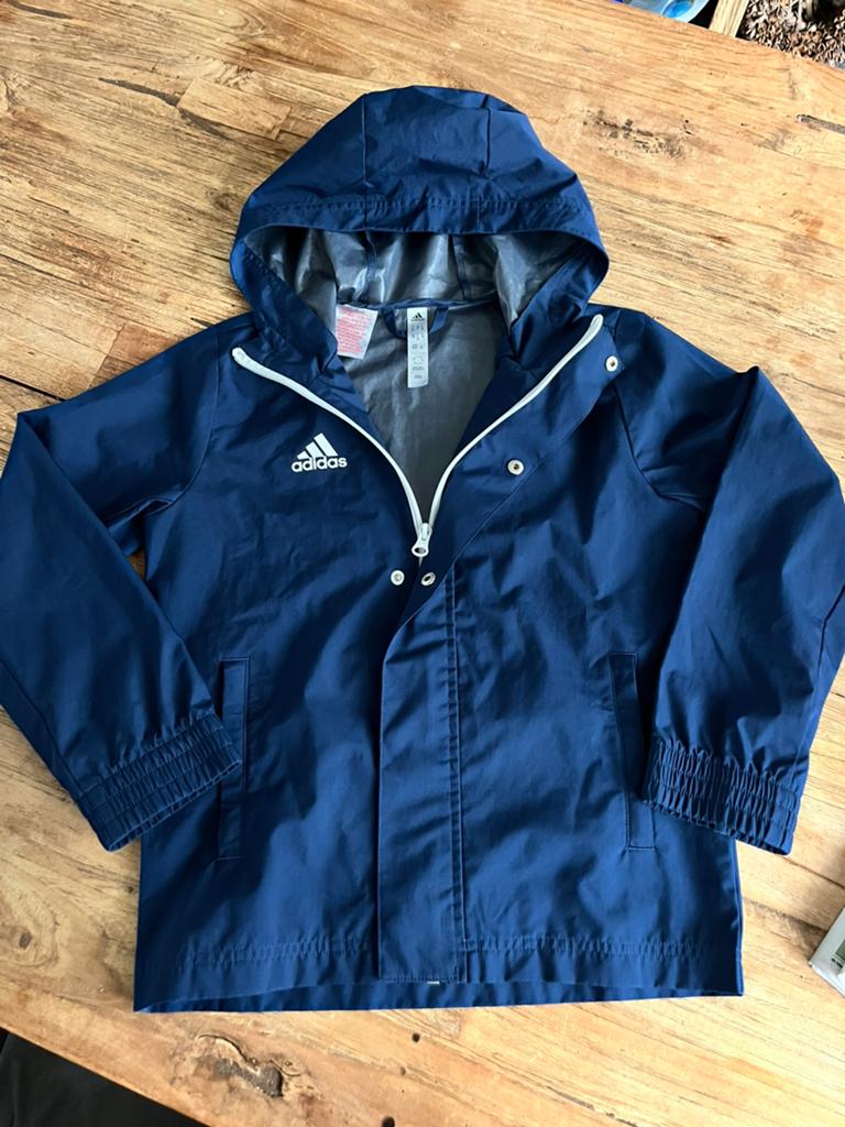Adidas regenjas voetbal, Kinderen en Baby's, Ophalen of Verzenden, Zo goed als nieuw, Jongen of Meisje, Jas