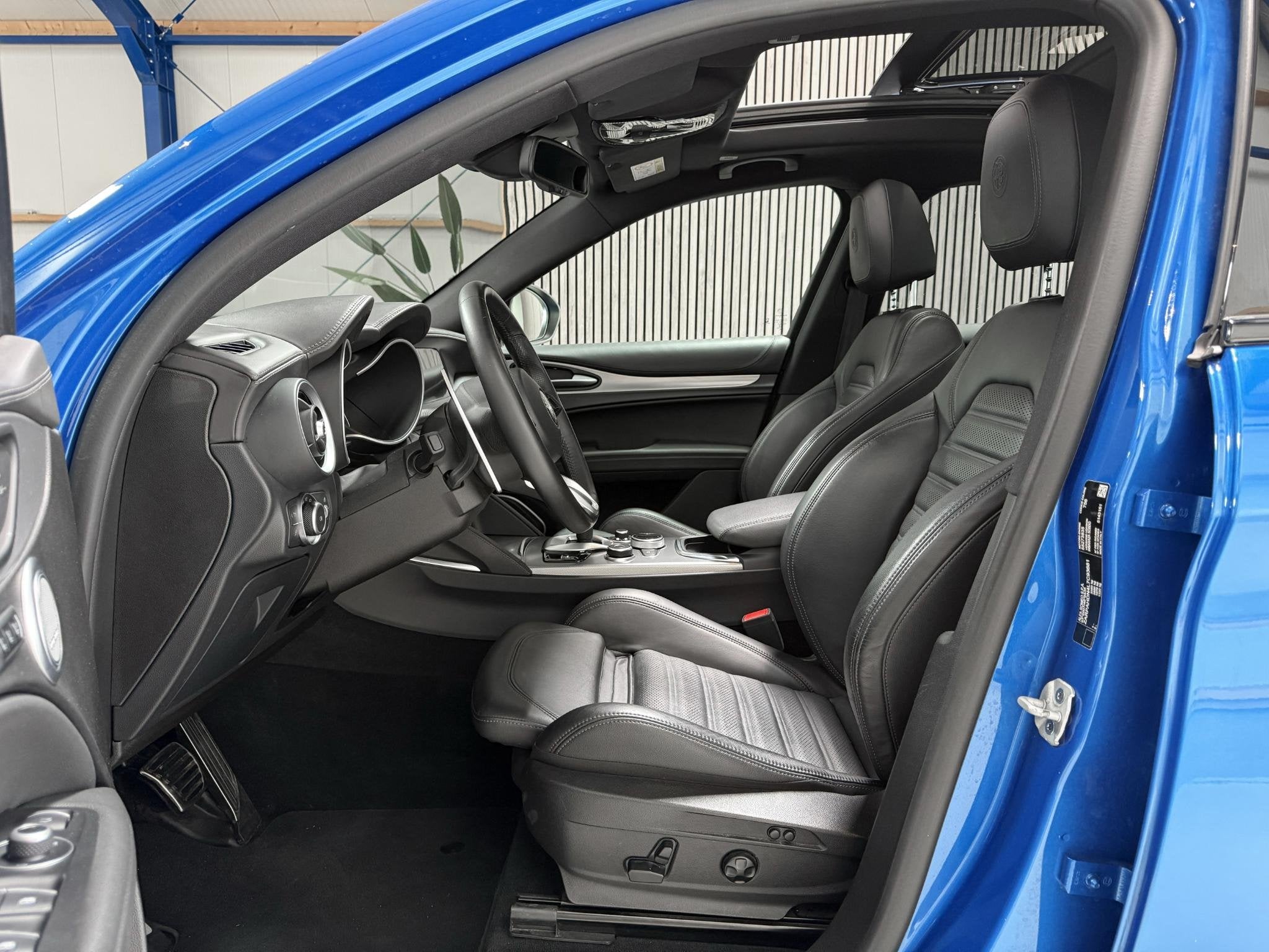Alfa Romeo Stelvio 2.0 T AWD Veloce 280 PK - FACELIFT - PANO, Auto's, Automaat, Euro 6, 4 cilinders, Blauw