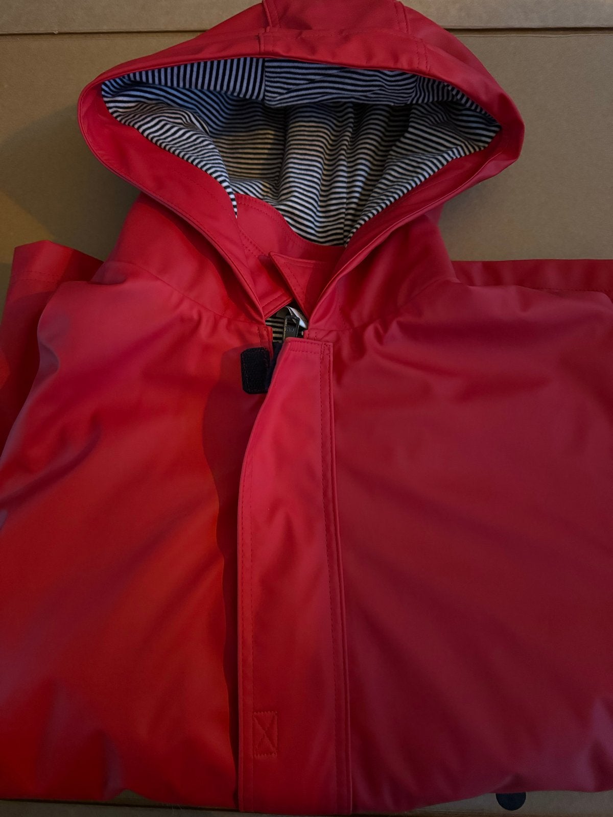 Petit Bateau regenjas rood met gestreepte voering mt 140, Kinderen en Baby's, Ophalen of Verzenden, Gebruikt, Jongen of Meisje