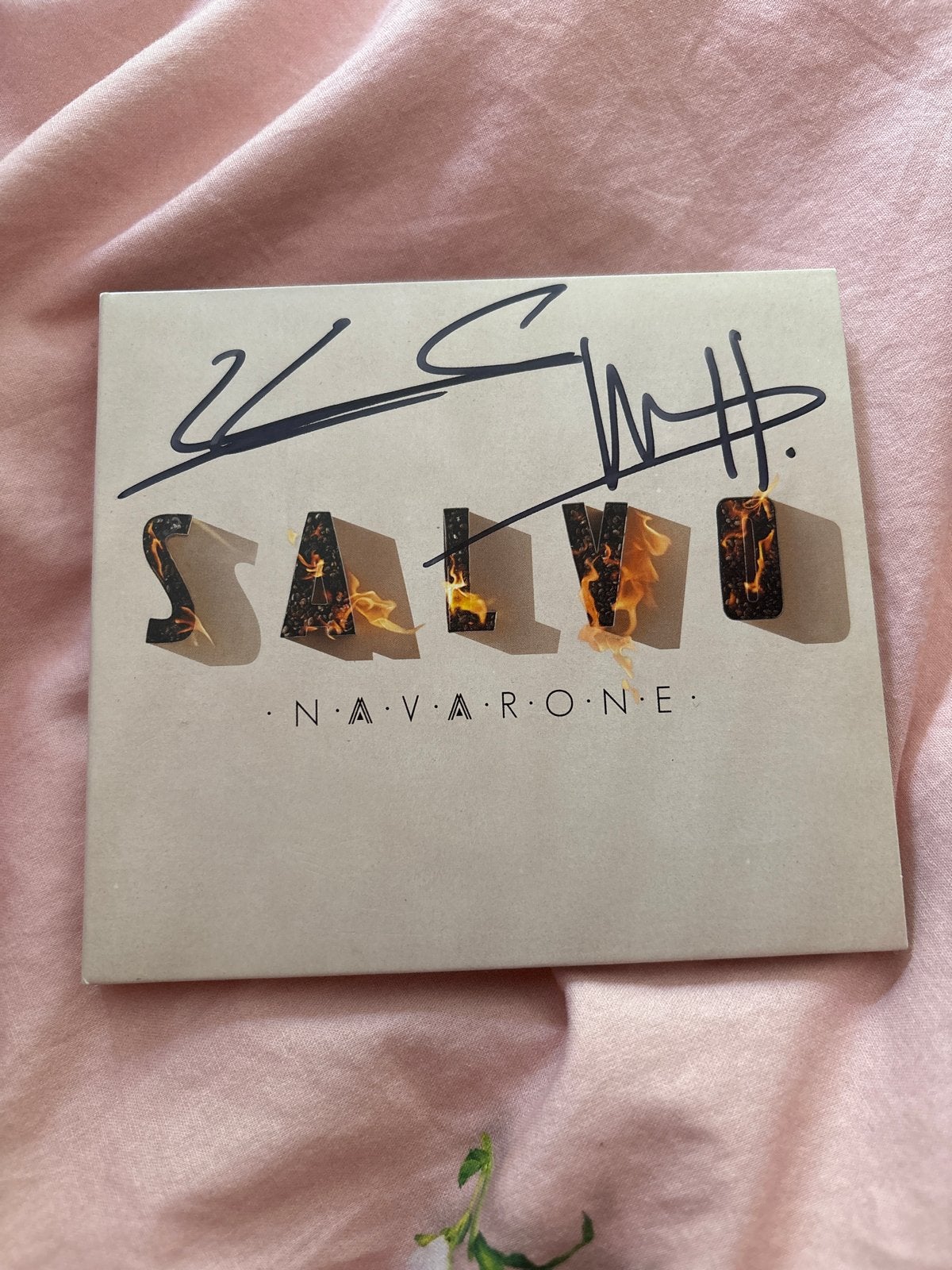 Navarone - Salvo (CD, Gesigneerd), Ophalen of Verzenden, Zo goed als nieuw, Indie Rock, Inclusief boekje