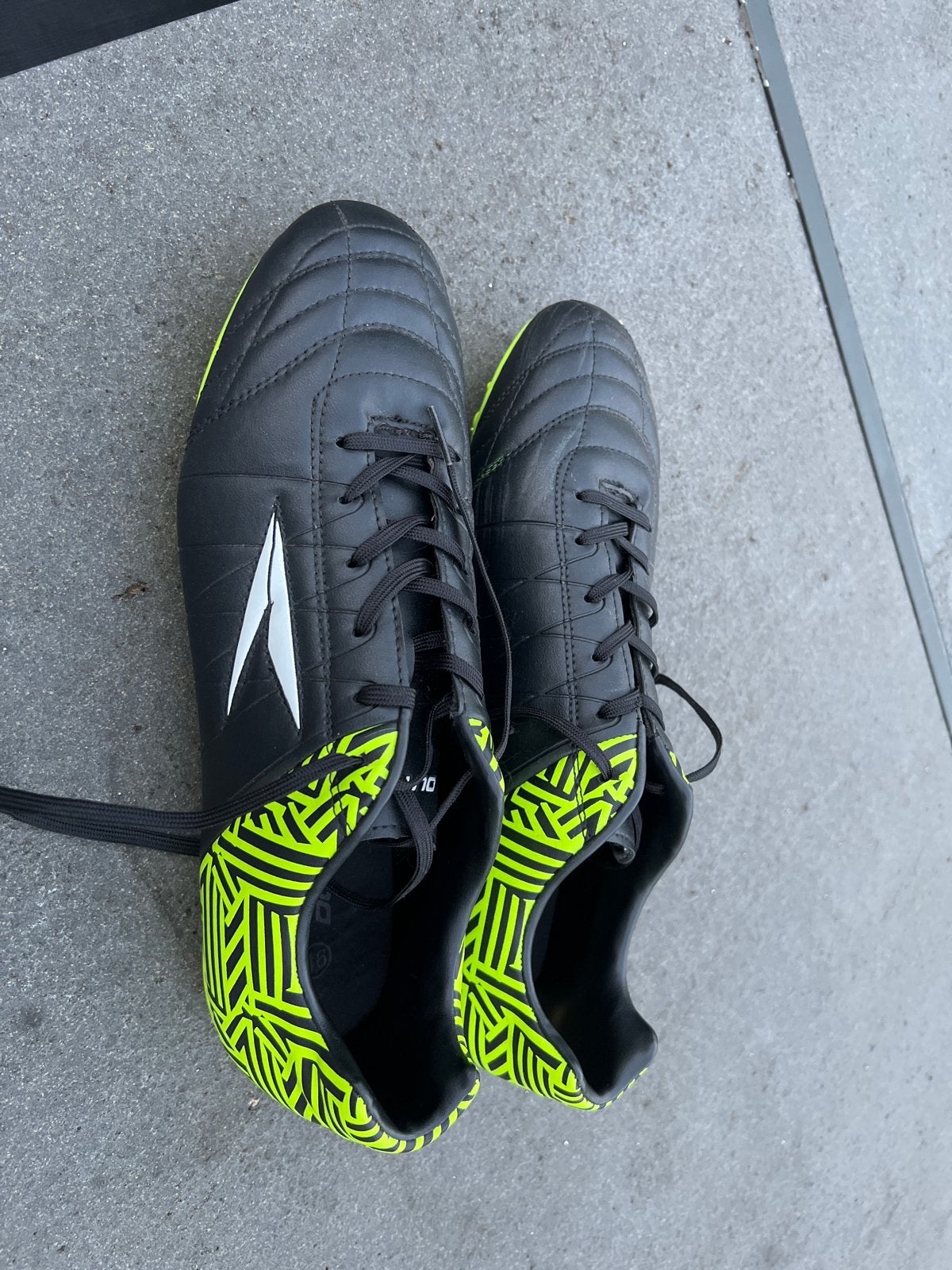 Voetbalschoenen DUTCY maat 46 - Zwart/Neon Geel, Ophalen, Nieuw, Schoenen