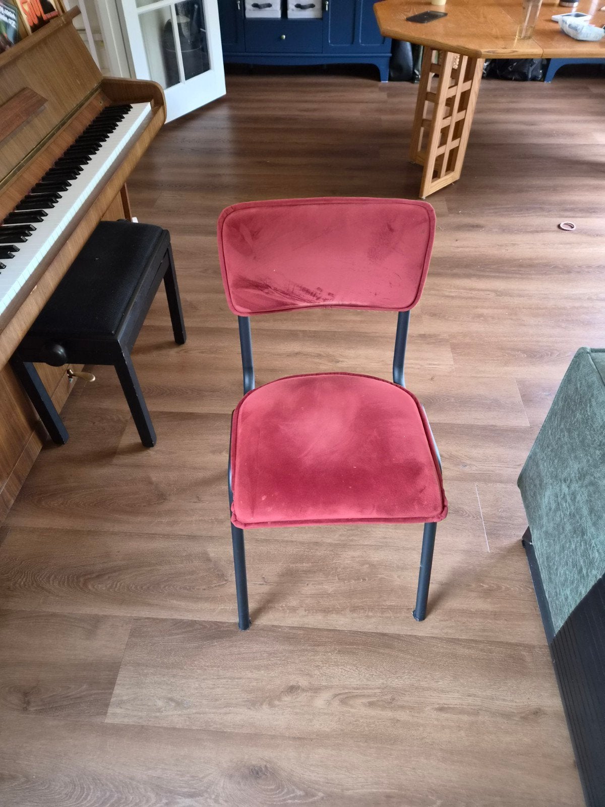 2 Bordeauxrode Suede Stoelen met Zwarte Metalen Poten, Huis en Inrichting, Stoelen, Ophalen, Gebruikt, Twee, Metaal