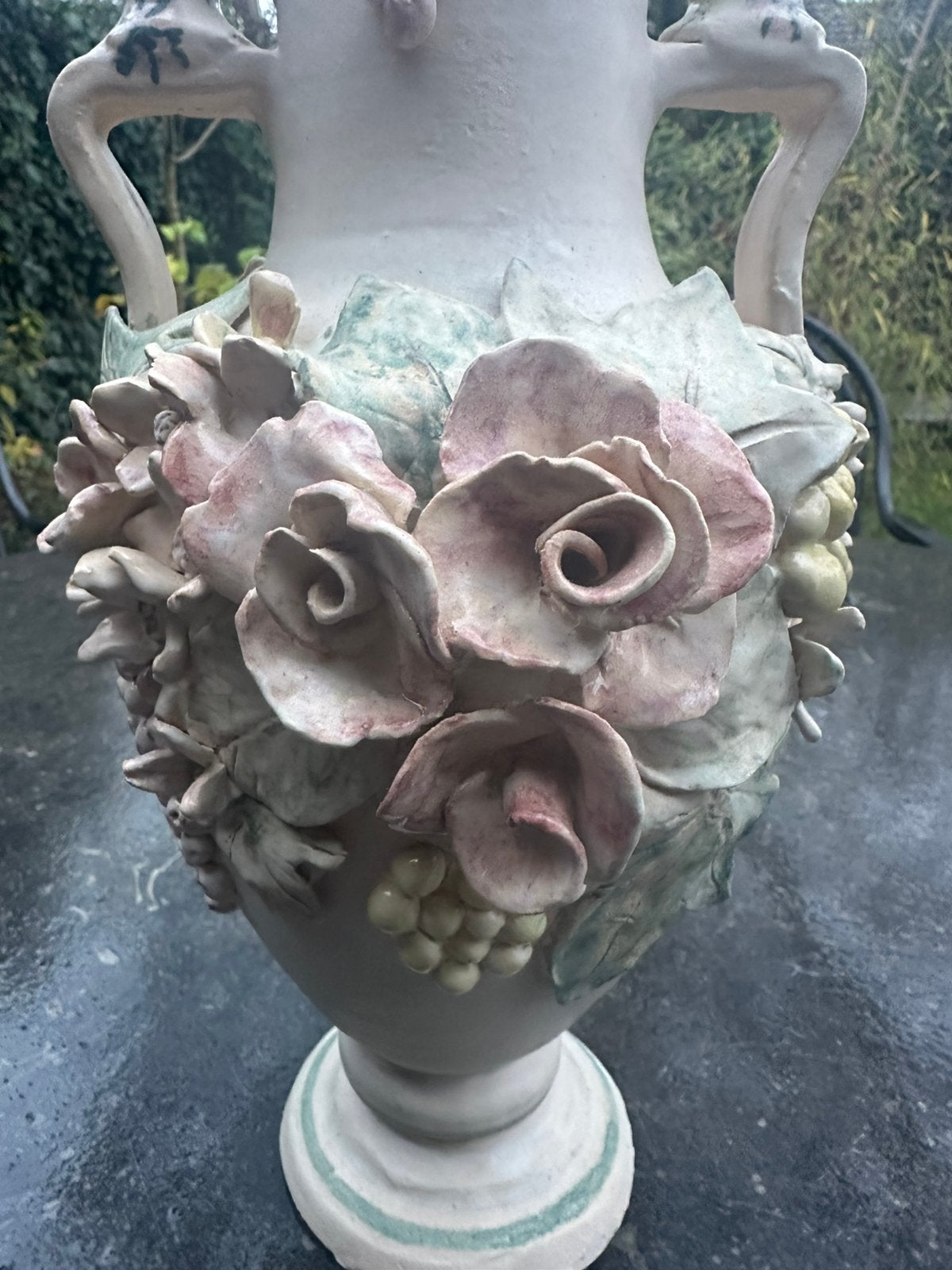 Uitbundige keramieken vaas met bloemen en fruit, Huis en Inrichting, Woonaccessoires | Vazen, Handgemaakt, 39 cm, Ophalen of Verzenden