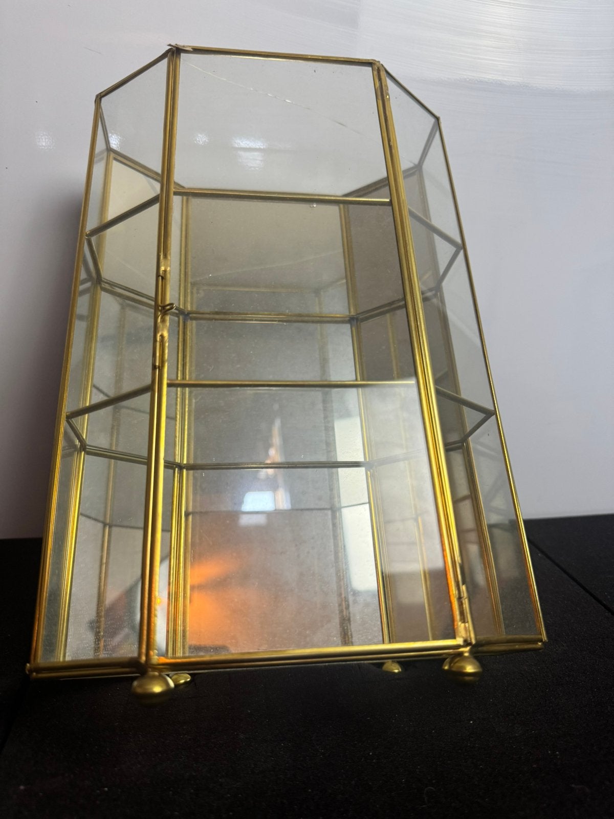 Vintage glazen vitrinekastje messing — circa 32cm — barst, Ophalen of Verzenden