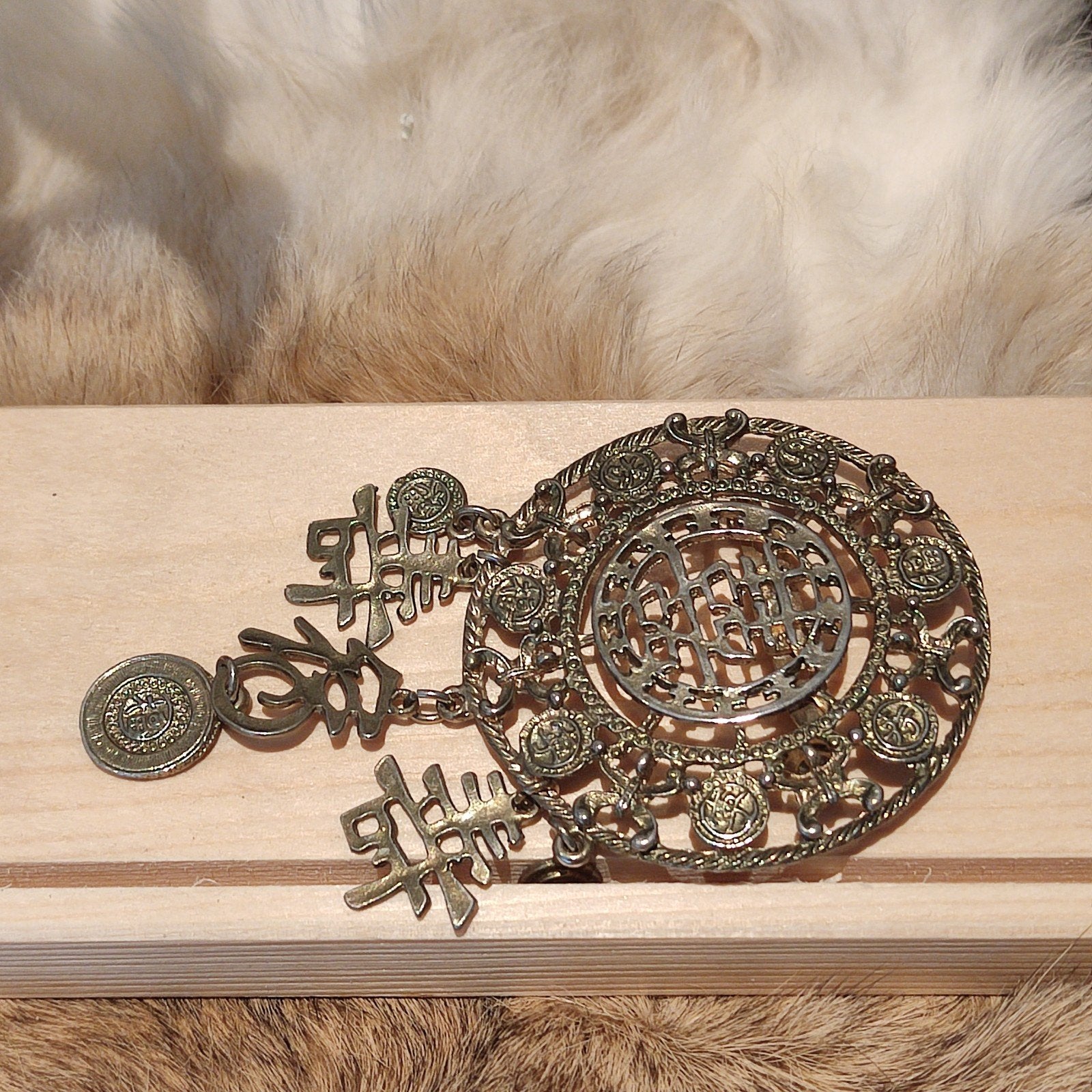 Vintage Chinese Broche met Gelukssymbolen, Ophalen of Verzenden, Gebruikt, 10 cm of meer, Overige materialen